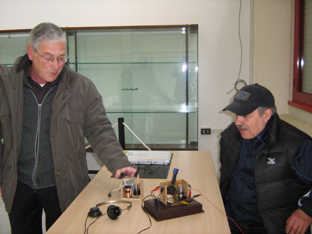  Sergio ISØVOO e Ignazio ISØEMK Illustrano come funziona Radio Caterina